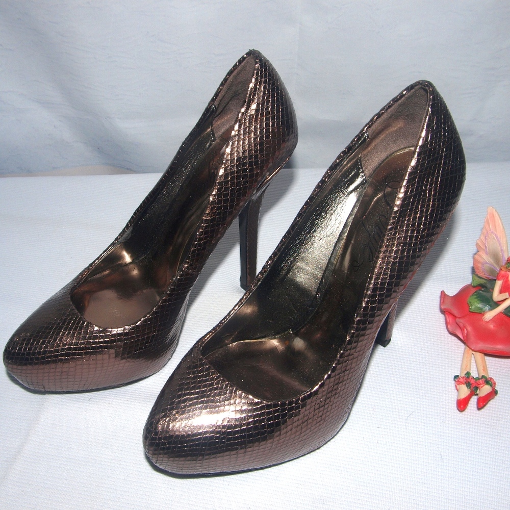 Fergie Bunny Pumps Bronze Snakeskin Style Size 7.5